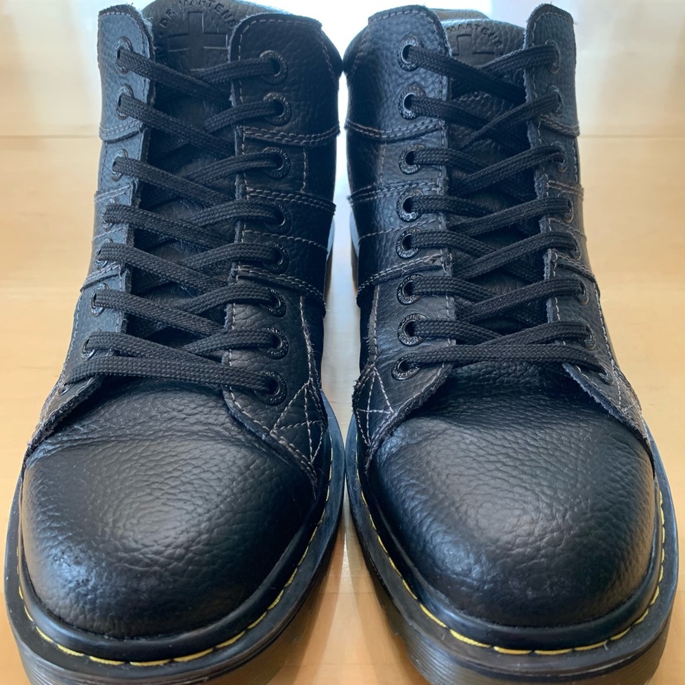 Dr. Martens Size 9 Mens (Like New)
